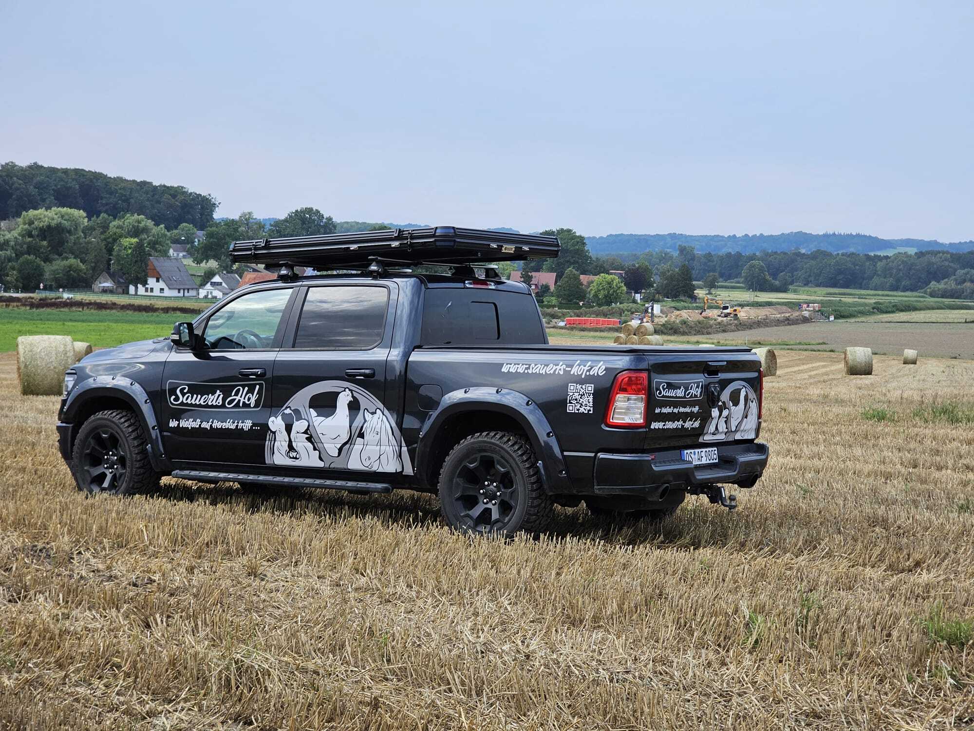 Logo Landwirtschaft – Sauert's Hof mit Tieren, Kutsche und Hoflädchen Hier das Logo auf dem Auto
